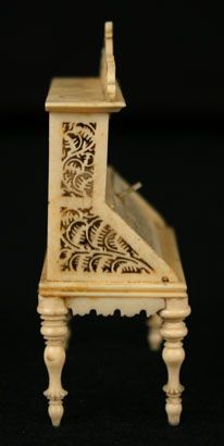 ANTIQUE MINIATURE BONE PIERCED DESK TINY INKWELL INSIDE  