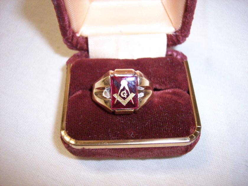 1960S VINTAGE 10K GOLD MASONIC RING WITH RED STONE  