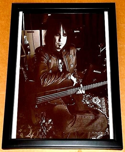 NIKKI SIXX MOTLEY CRUE GIBSON THUNDERBIRD FRAMED PORTRT  